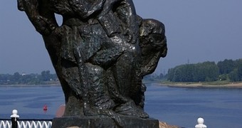 Памятник бурлаку
