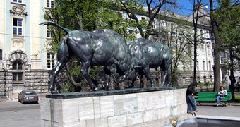Памятник "Борющиеся зубры"