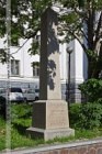 Памятник английскому мореплавателю Чарльзу Кларку