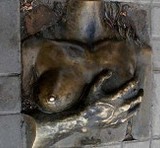 Памятник Женской груди