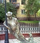 Памятник "Мужчина с собачкой" (народное название "Дядя Вася-пьяница")