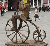 Памятник изобретателю велосипеда Ефиму Артамонову