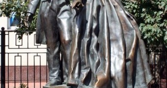 Памятник Александру Пушкину и Наталье Гончаровой