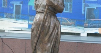 Памятник "Дворник Петровна"