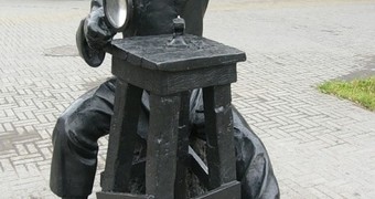 Памятник Левше, подковавшему блоху