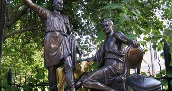 Памятник Илье Ильфу и Евгению Петрову