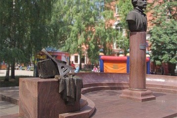 Памятник М.Е. Пятницкому 