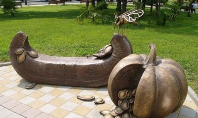 Памятник Мухе-цокотухе