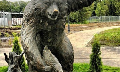 Памятник Медведю с рыбой