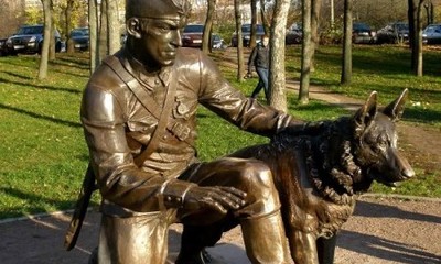 Памятник Военный инструктор с собакой