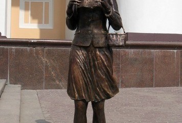 Памятник Девушке с билетиком (Театралка)