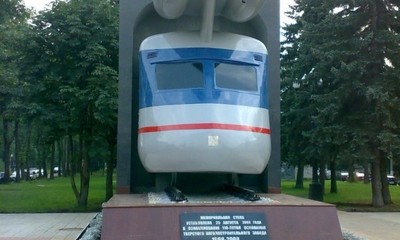 Мемориальная стела к 110-летию основания Тверского вагоностроительного завода